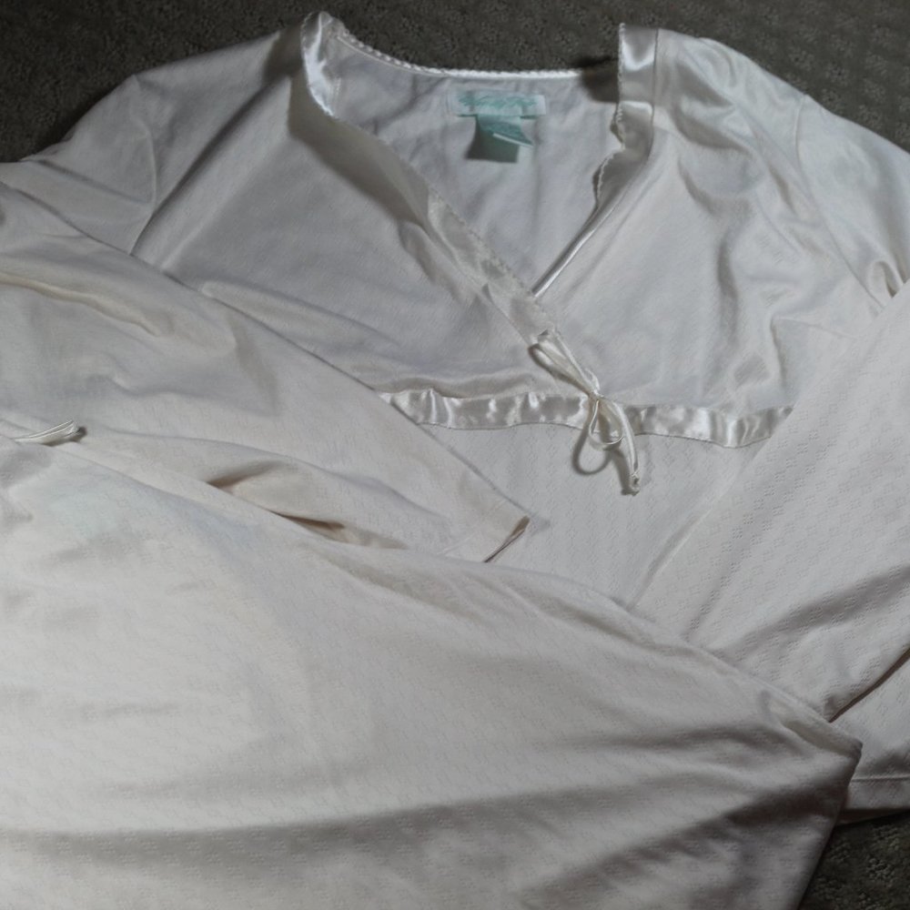 Vanity Fair Size M White Satin Trim Pajama Set